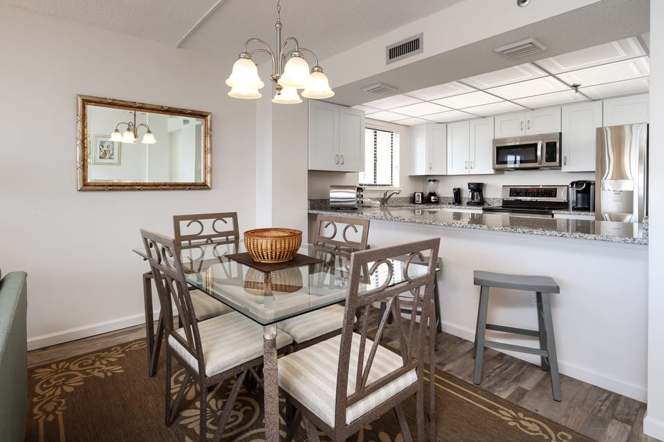 Dining Area - Additional sitting available at the breakfast bar