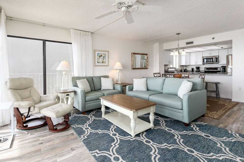 Living Room - The sofa is a queen size sleeper - another great beach front sleeping arrangement