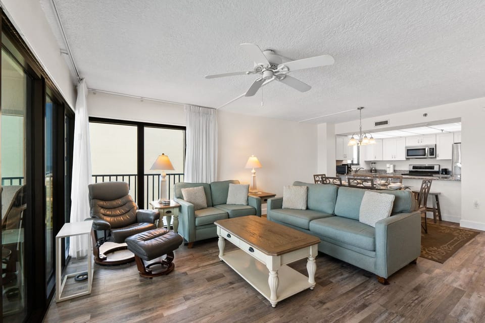Living Room - The sofa is a queen size sleeper - another great beach front sleeping arrangement