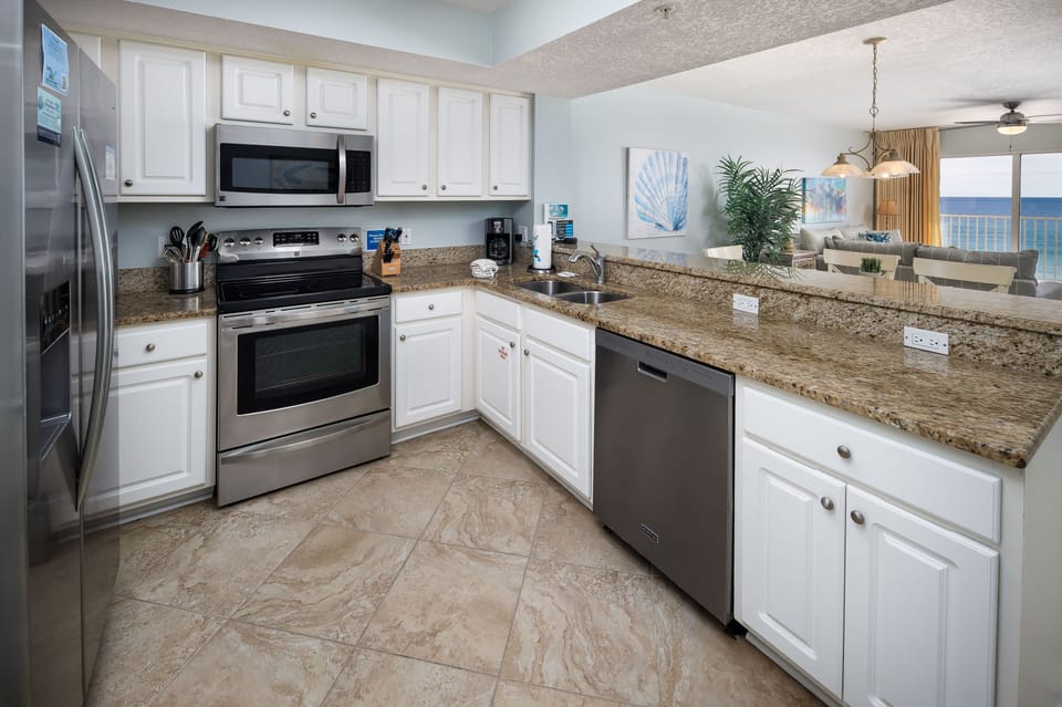 Full size and fully equipped kitchen with granite counter tops - High end stainless steel appliances with side-by-side refrigerator