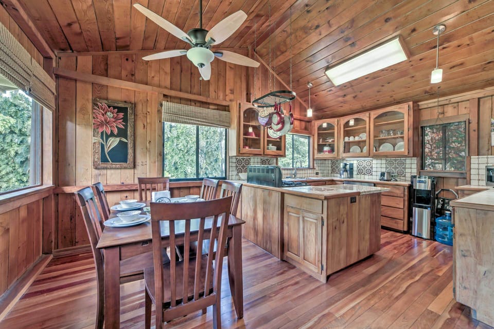 Dining Area | Dishware/Flatware Provided