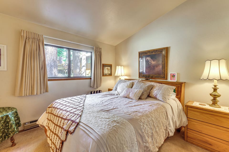 Bedroom 1 | Queen Bed