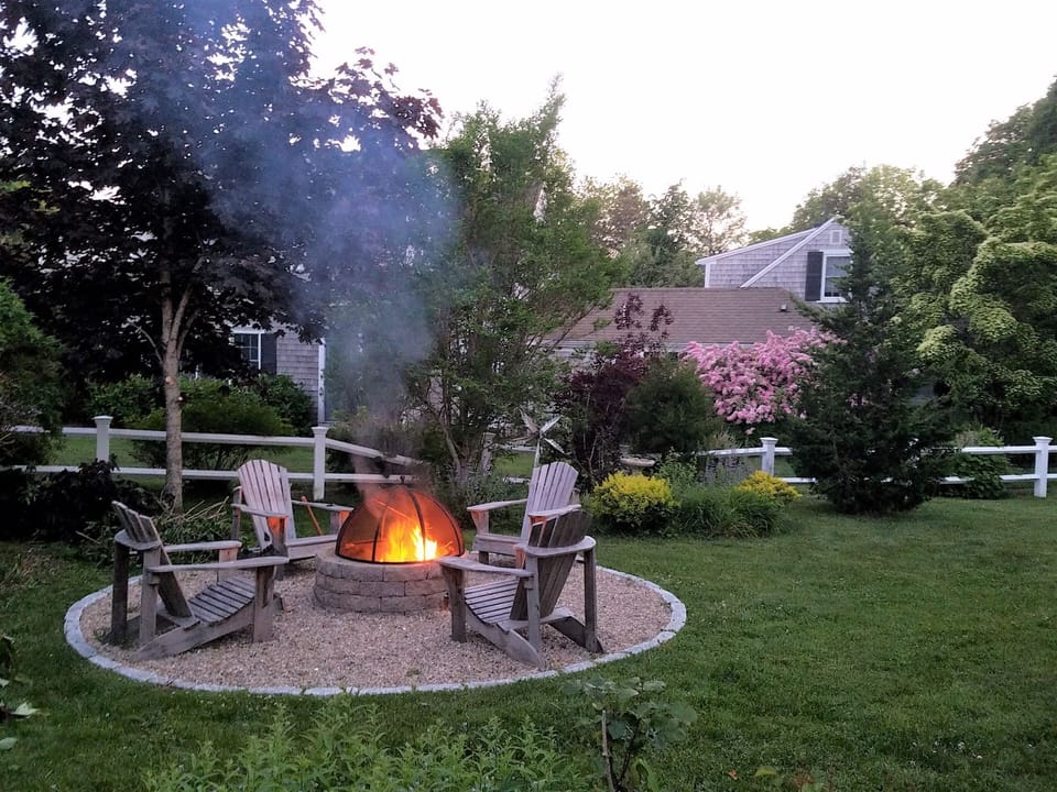 Cuddle around the glowing fire pit at night - 13 Lincoln Village Harwich Port Cape Cod - Cap'n Eri - NEVR