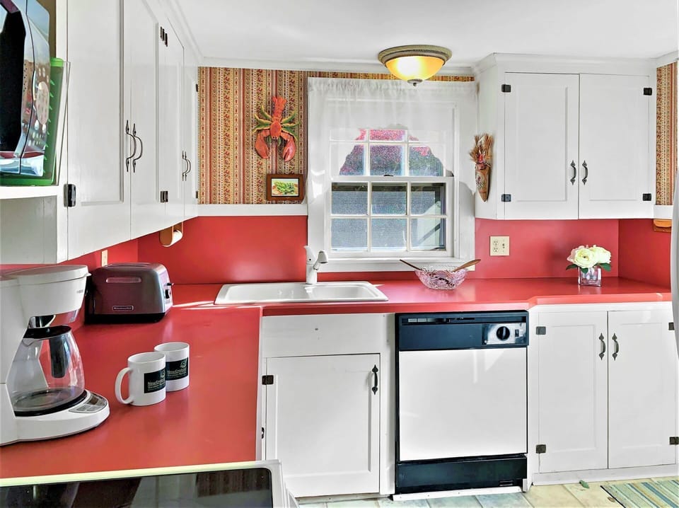 Kitchen with updated appliances - 13 Lincoln Village Harwich Port Cape Cod - Cap'n Eri - NEVR