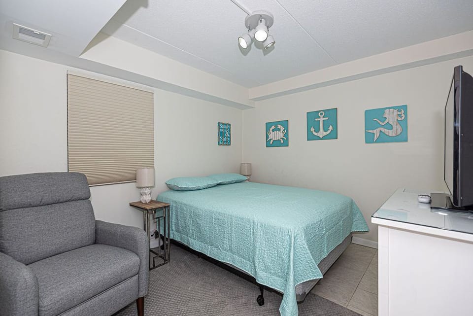 QUEEN-BEDROOM