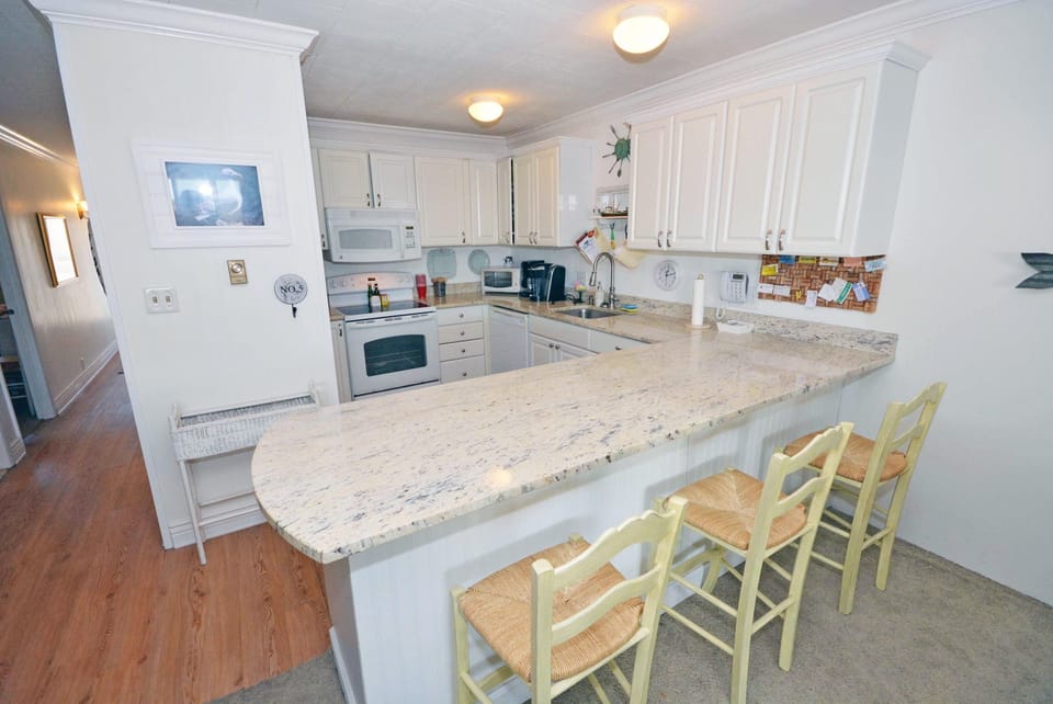 Kitchen with Breakfast Bar