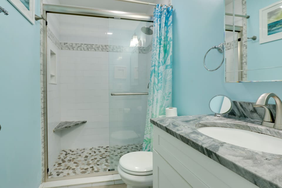 Full Bathroom | Towels Provided | Hair Dryer