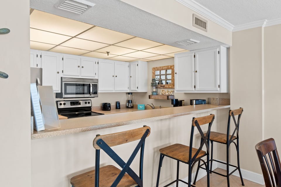 Kitchen - Enjoy a snack at the breakfast bar