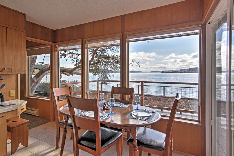 Dining Area | Dishes & Flatware Provided
