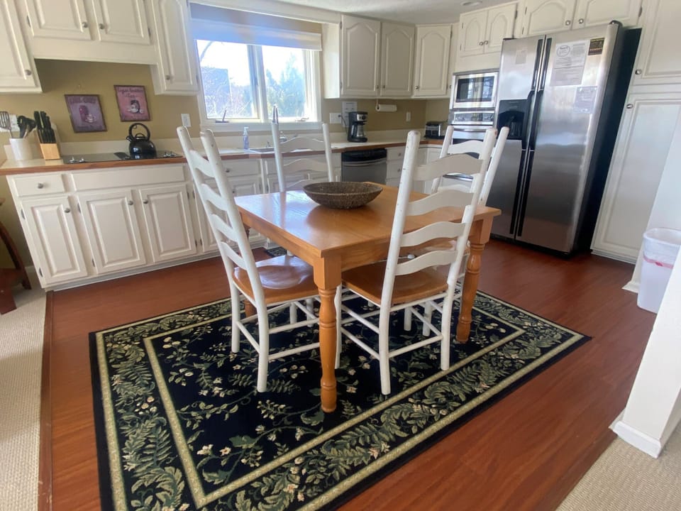 Kitchen - Cooking basics, Microwave, Toaster, drip coffee maker, Stove, Refrigerator, Dishwasher