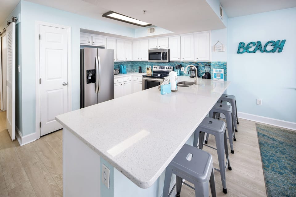Kitchen Island - Four guests can enjoy an afternoon cocktail or quick snacks at the breakfast bar