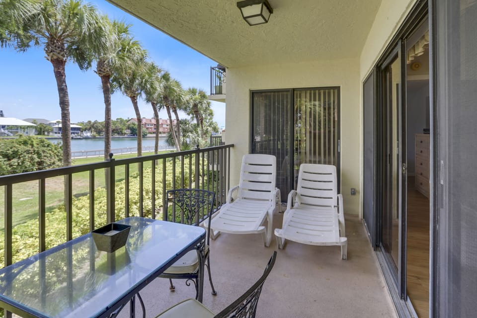 Welcome to Land's End 1-204! Bay front views