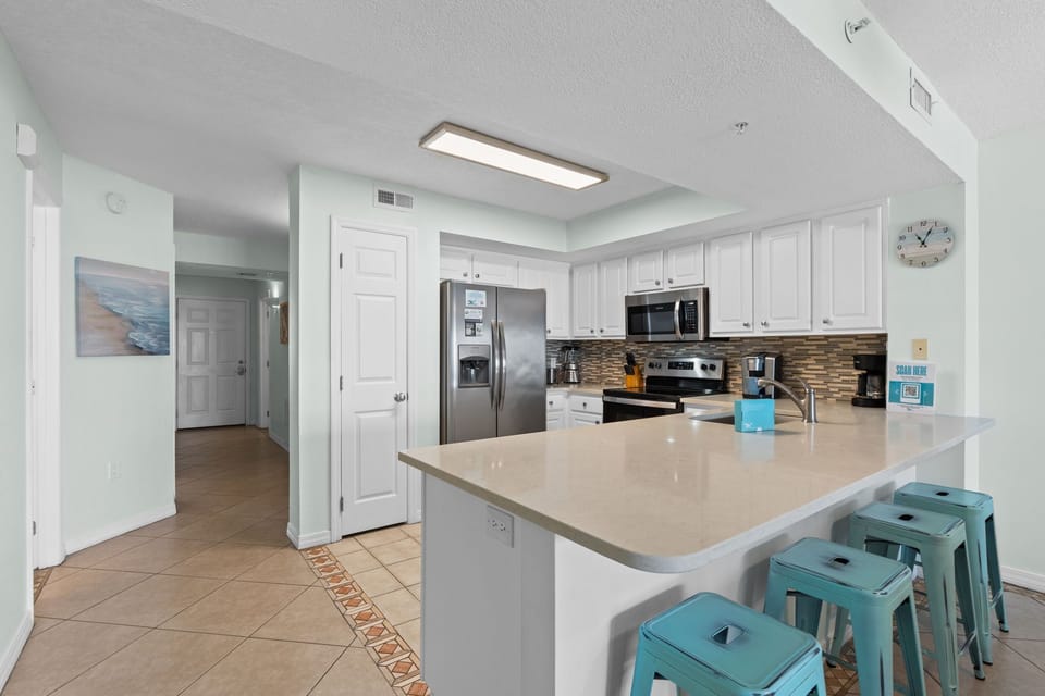 Kitchen - Additional seating at the kitchen island