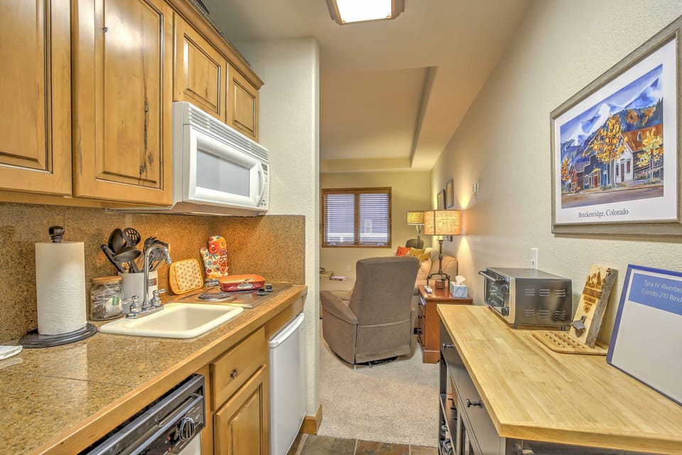 Kitchenette | Coffee Maker | Crockpot | Spices | Toaster