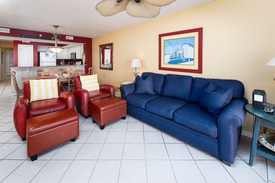 Livingroom - Plenty of seating available in this brightly decorated unit