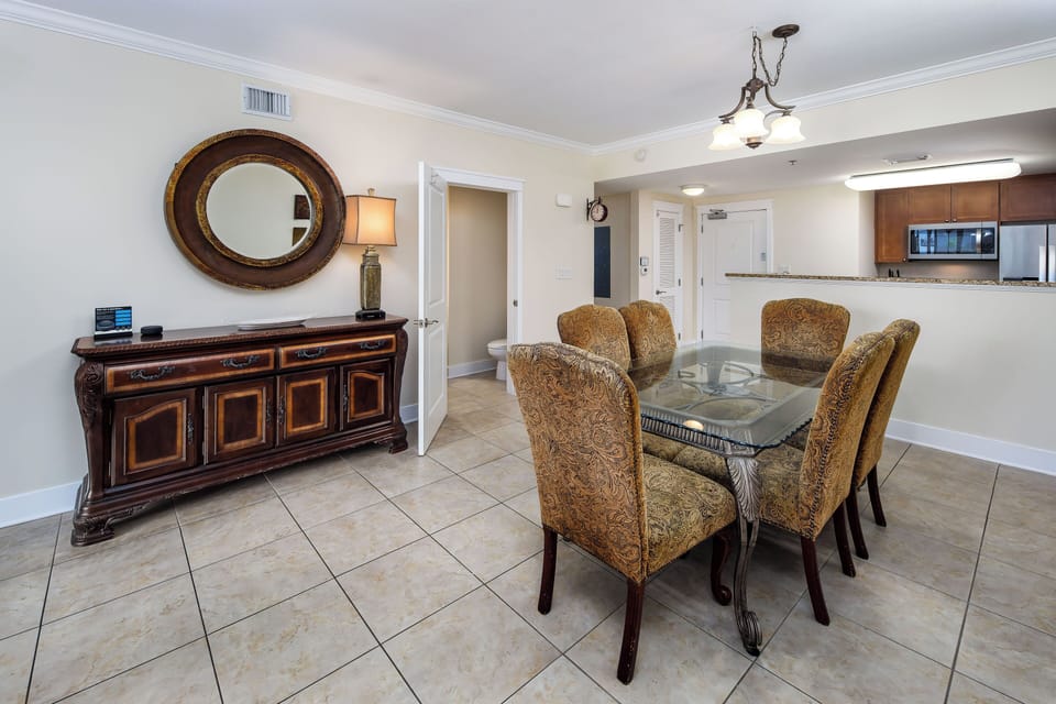 Dining area - Enjoy a meal at the dining room table