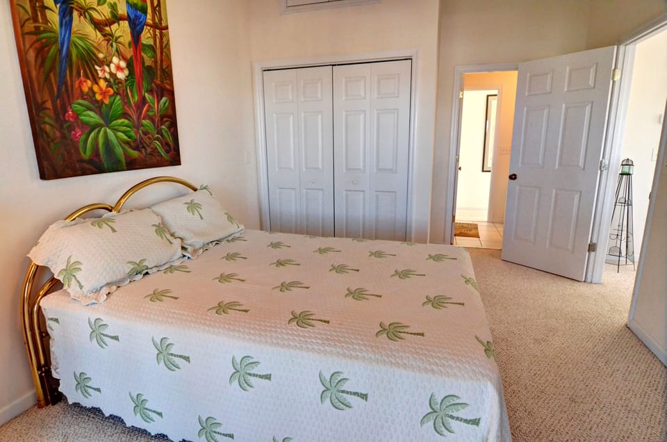 Queen Bedroom-3