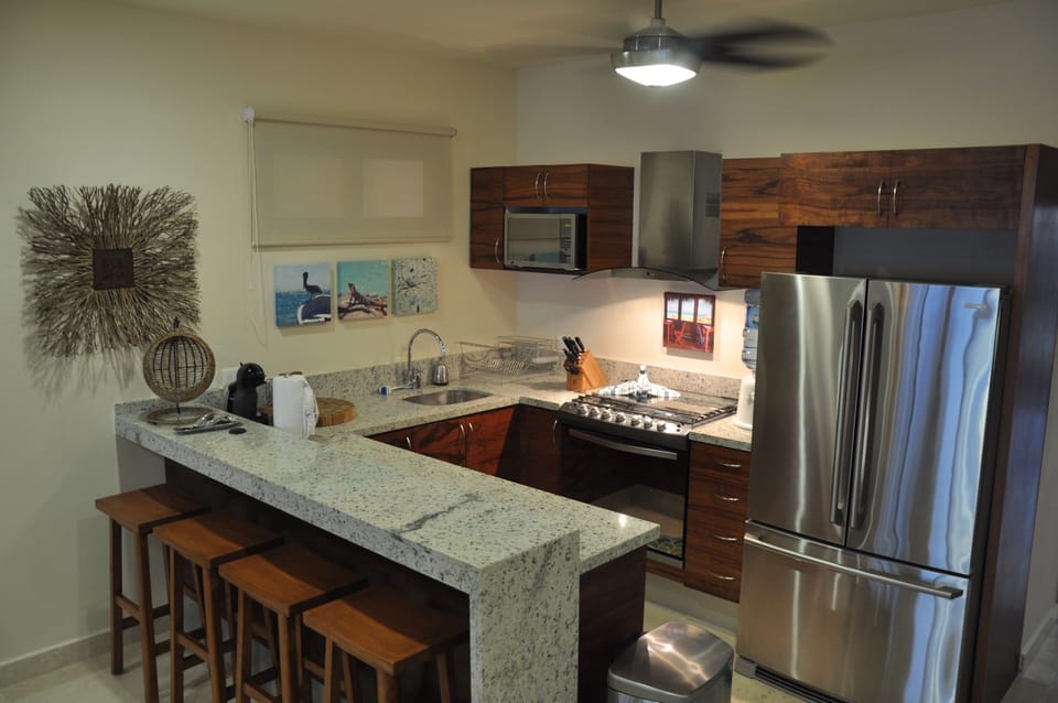 Fully Equipped Kitchen with Bar Top Seating for Four