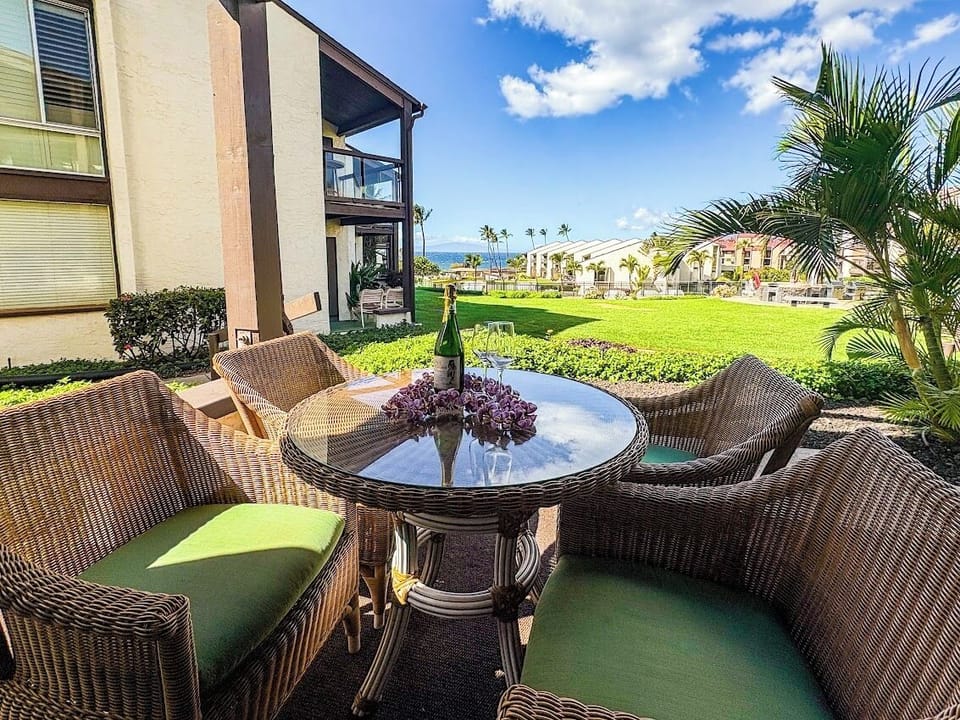 Lanai Seating - Lanai Seating with View