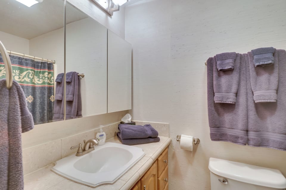 Full Bathroom | Complimentary Toiletries