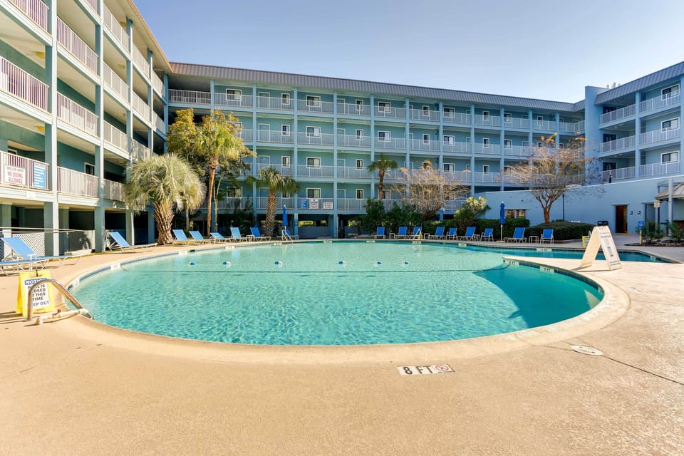 Large Kid-Friendly Outdoor Pool | Island Deli & Grill in Season