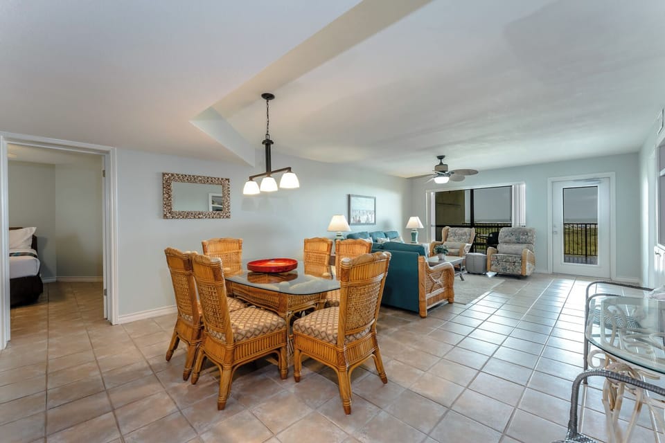 Whether you order to-go from one of South Padre Island restaurants or cook at home, our dining area is sure to be your favorite indoor hangout. Entertaining in our open-concept living area is a breeze!