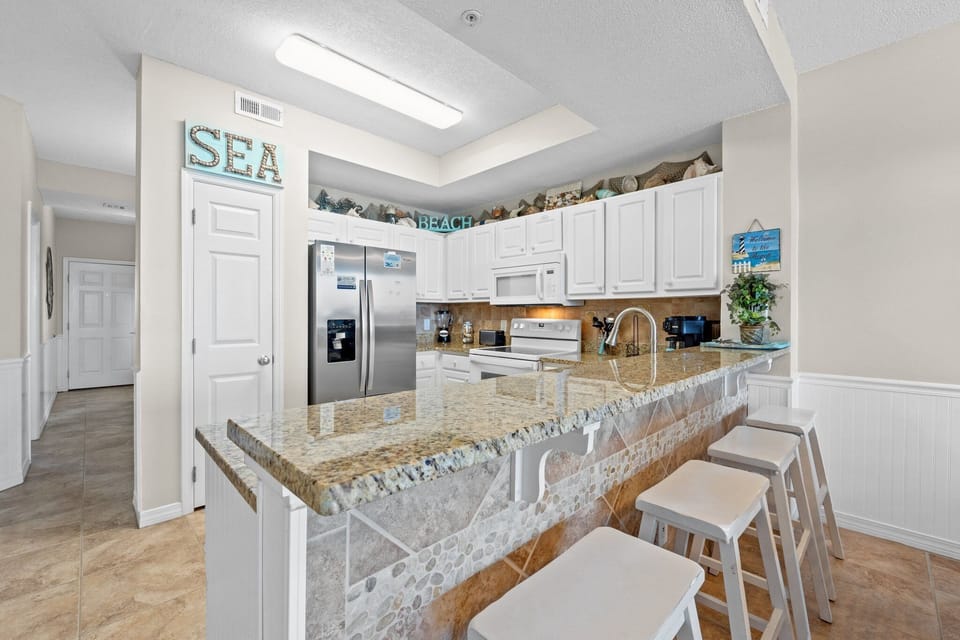 Breakfast Bar - Additional seating at the breakfast bar.