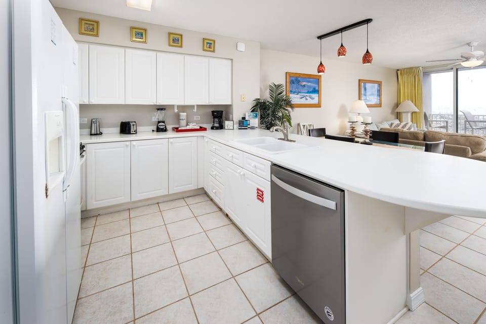 Well equipped Kitchen - stocked Kitchen with all major appliances, great for those evening meals!