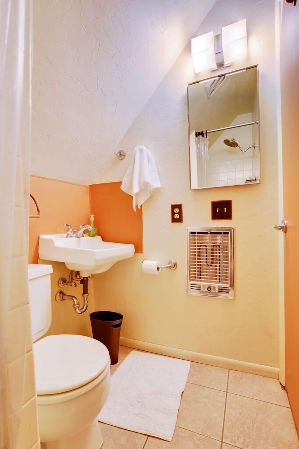 Full Bathroom | Towels Provided