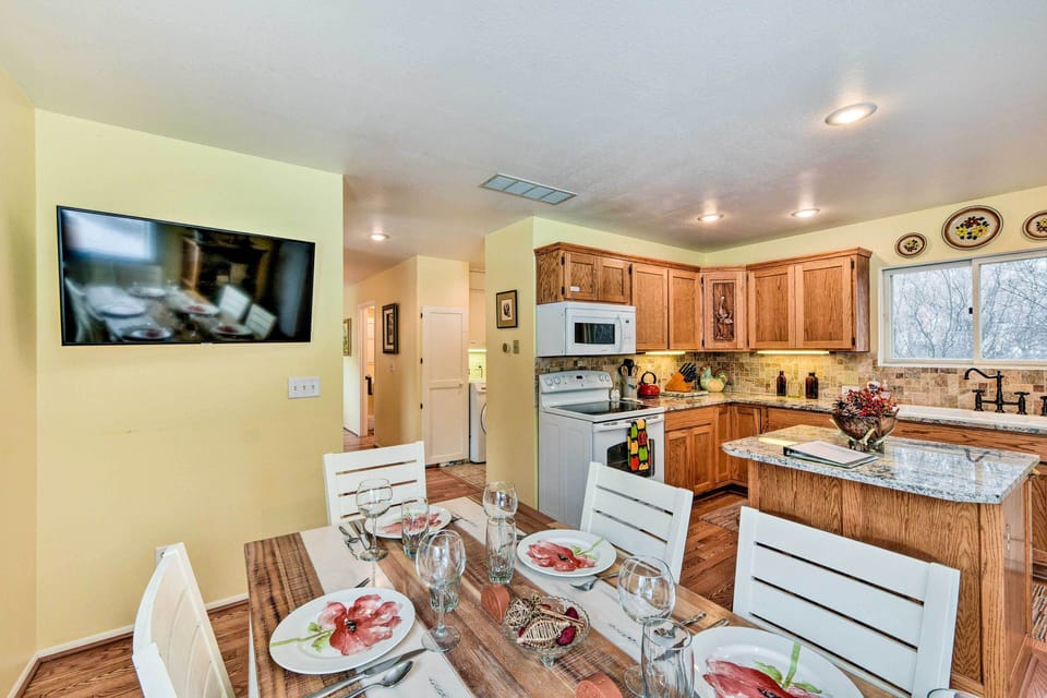 Kitchen/Dining Area