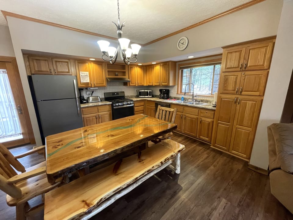 Fully Equipped Kitchen with Dining Area Table & Seating