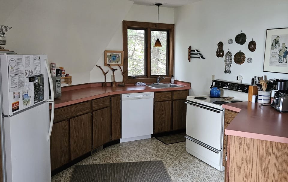 Full kitchen. - Full kitchen.