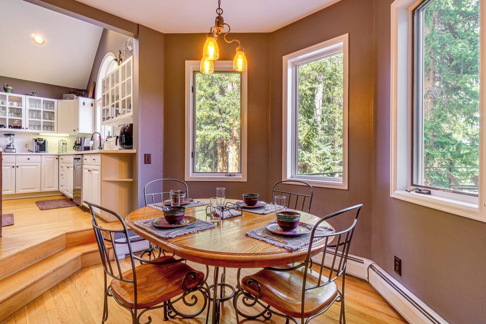Dining Area | Dining Table | Dishware/Flatware