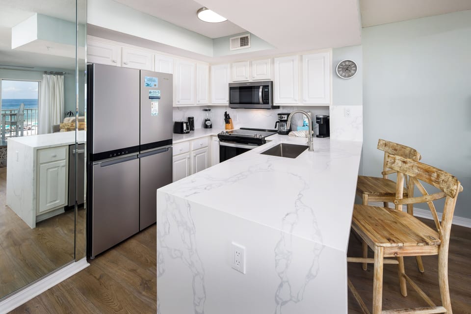 Kitchen Island - Additional seating available at the kitchen island