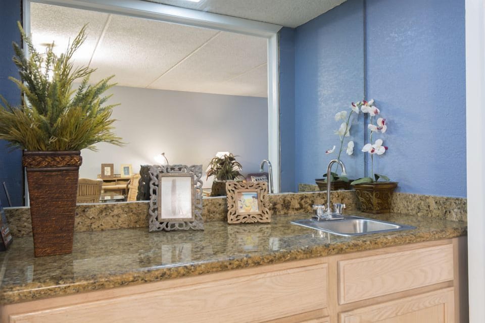 Freshen up before dinner at this convenient dining nook. 