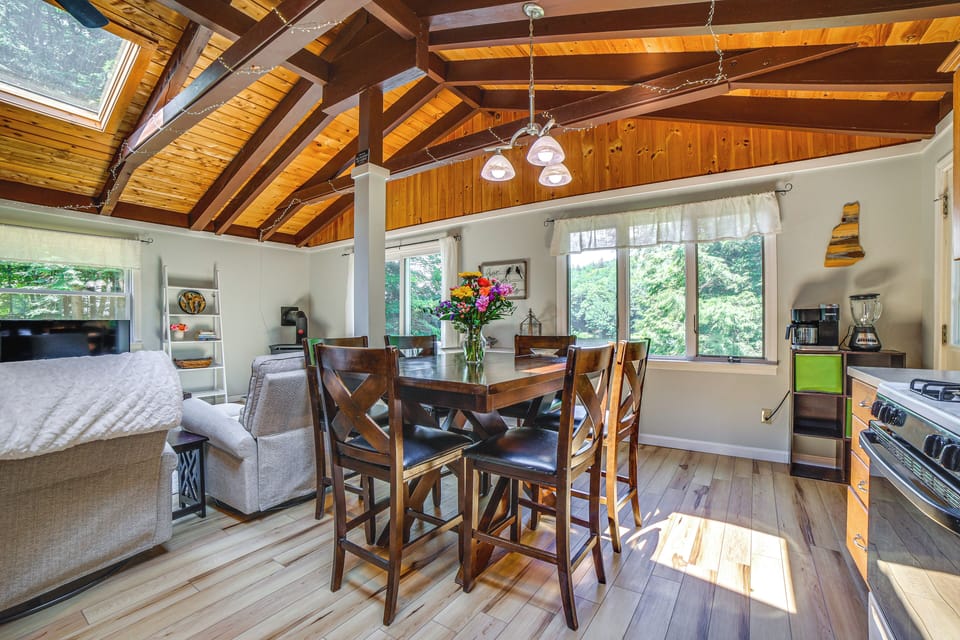 Dining Area | Open Floor Plan | Free WiFi