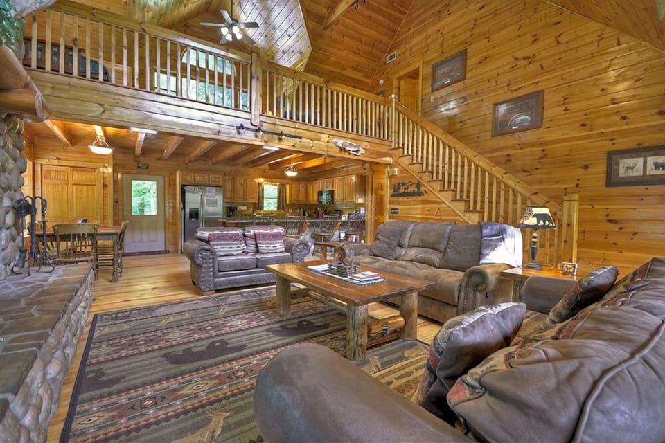 Hunter's Lodge - Living Area With Loft