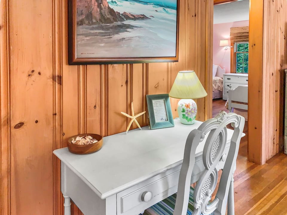 Desk-23 Ginger Plum Lane Harwich Port Cape Cod - New England Vacation Rentals