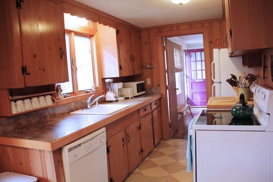 Fully equipped kitchen with a dishwasher - 23 Ginger Plum Lane Harwich Port Cape Cod - New England Vacation Rentals