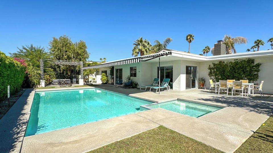 Large Pool and Spa, Al Fresco Dining For Six, Covered Pergola 
