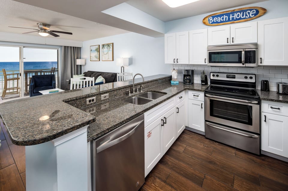 Kitchen - Granite, stainless steel appliances, filtered water & ice, and beautiful white cabinetry!
