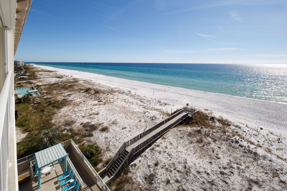 Balcony view - A great picture from the 6th floor!  Look at the colors of the gulf.....emerald waters for miles!