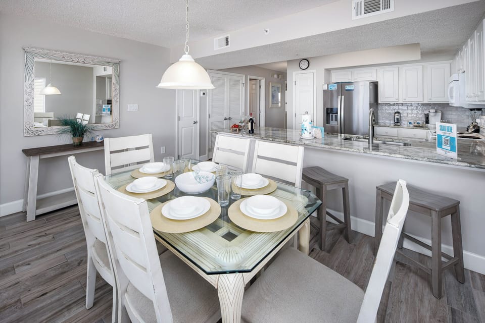 Dining Area - Sits 6!