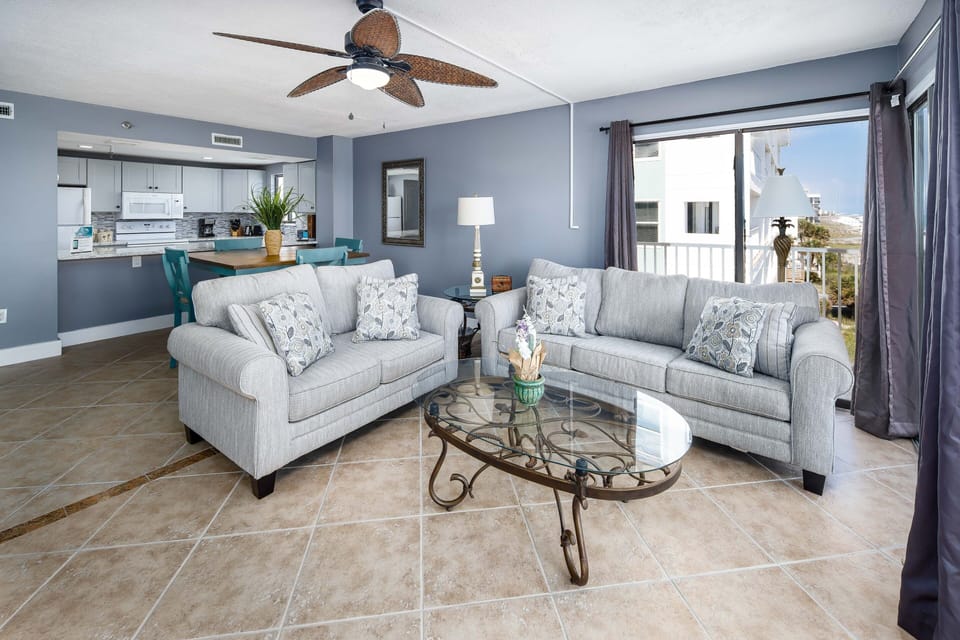 Living Room - Gather the family in the beach front living room and make some memories that will last a
lifetime!