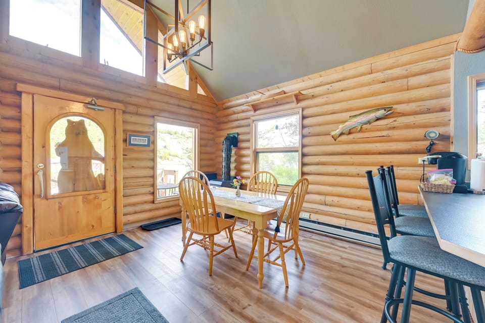 Dining Area | Dishes & Flatware Provided