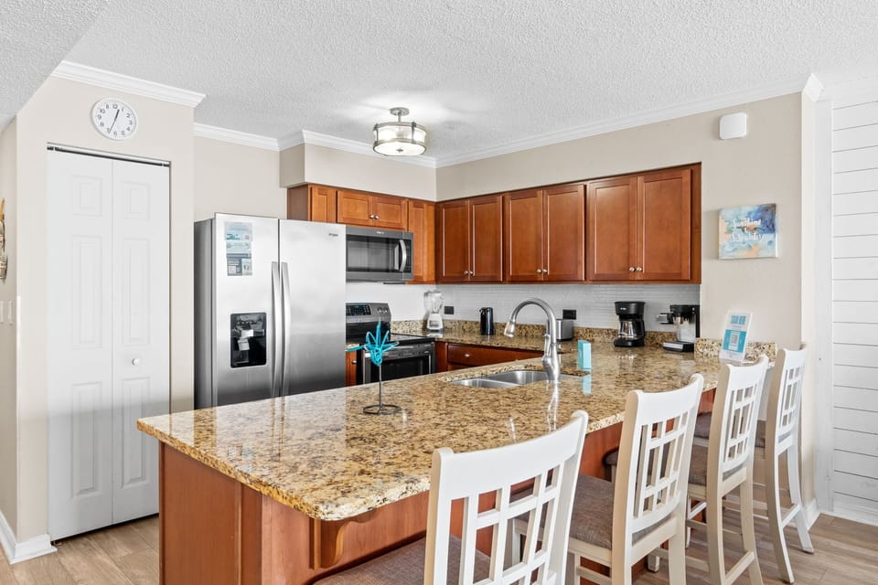 Kitchen - Additional seating at the kitchen island