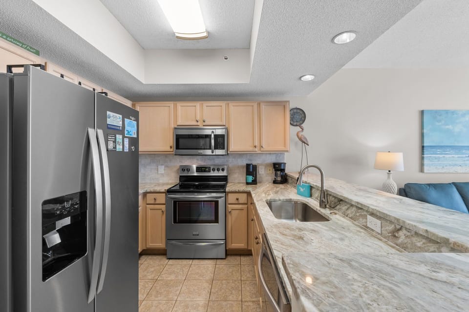 Kitchen - Granite counter tops and stainless steel appliance!