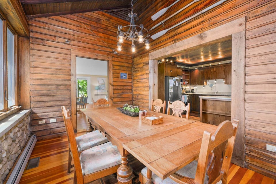Dining nook off of kitchen