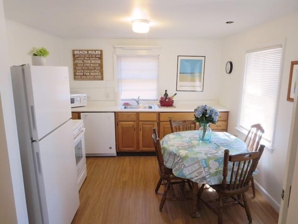 Eat in Kitchen - there is a leaf for the table so it can seat 6- 41 Whip O Will Harwich Cape Cod - New England Vacation Rentals