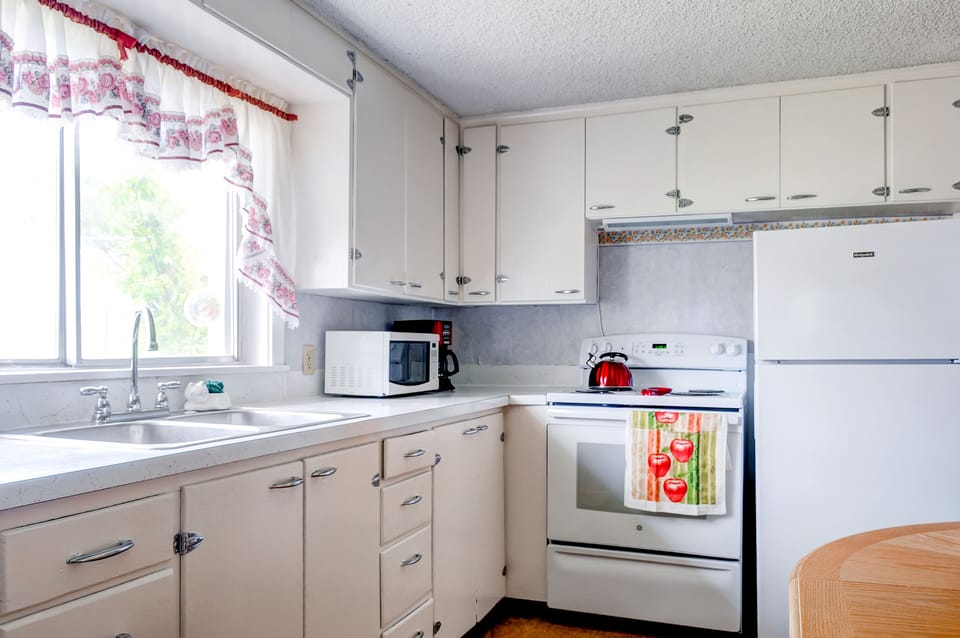 Kitchen | Fully Equipped | Dishware/Flatware | Pots/Pans
